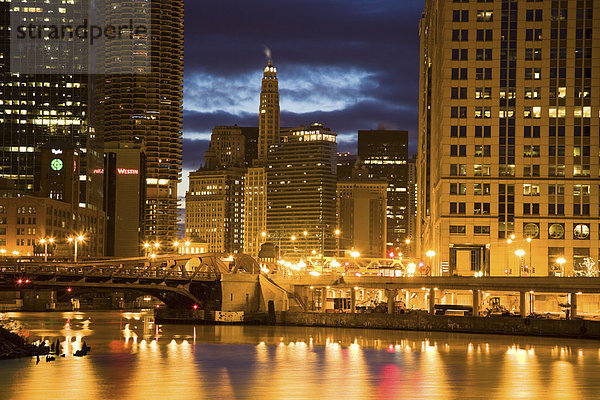 USA  Illinois  Chicago Skyline in der Nacht beleuchtet