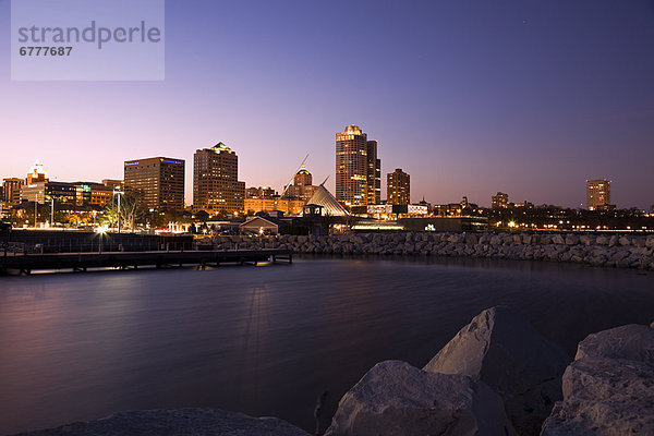 Vereinigte Staaten von Amerika  USA  Skyline  Skylines  See  Abenddämmerung  Milwaukee  Wisconsin