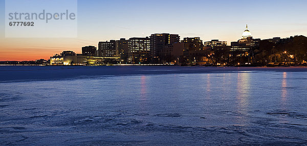 Vereinigte Staaten von Amerika  USA  Skyline  Skylines  See  Abenddämmerung  gefroren  Madison  Wisconsin