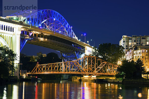 Vereinigte Staaten von Amerika  USA  überqueren  Nacht  Brücke  Fluss  Cleveland  Cuyahoga  Ohio