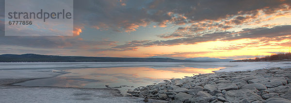 Sonnenuntergang  über  See  Eis  Yukon