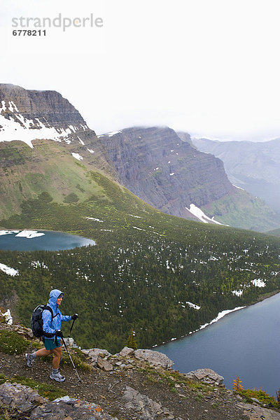 Vereinigte Staaten von Amerika  USA  Rucksack  Frau  Regen  wandern  Mittelpunkt  Erwachsener  Glacier Nationalpark