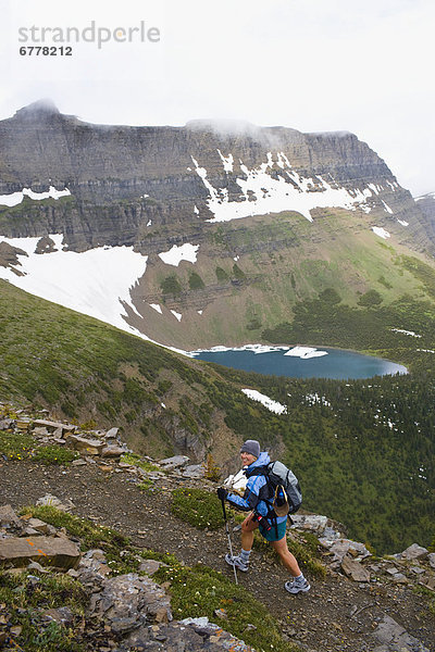 Vereinigte Staaten von Amerika  USA  Rucksack  Frau  Regen  wandern  Mittelpunkt  Erwachsener  Glacier Nationalpark