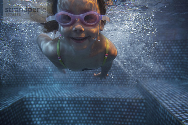 Portrait Unterwasseraufnahme schwimmen 5-6 Jahre 5 bis 6 Jahre Mädchen