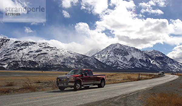 Landschaftlich schön  landschaftlich reizvoll  fahren  Bundesstraße  vorwärts  Kluane Nationalpark  Alaska  Yukon