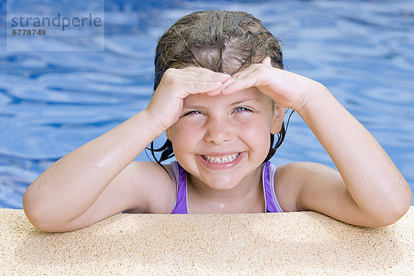 Portrait lächeln Schwimmbad 5-9 Jahre 5 bis 9 Jahre Mädchen