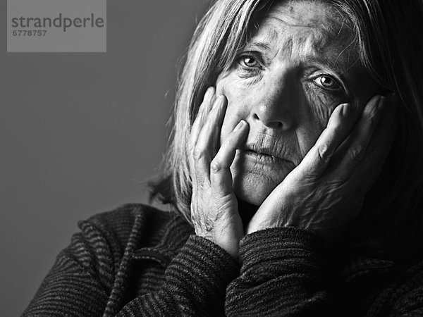 Senior  Senioren  Portrait  Frau  Depression  Studioaufnahme