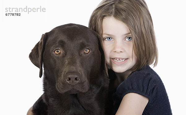 Portrait  umarmen  lächeln  Schokolade  Labrador  Studioaufnahme  5-9 Jahre  5 bis 9 Jahre  Mädchen