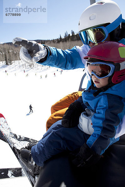 Vereinigte Staaten von Amerika  USA  Menschlicher Vater  Sohn  heben  Ski  2-3 Jahre  2 bis 3 Jahre  Colorado  Telluride