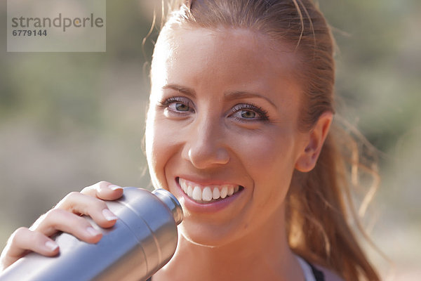 Wasser  Frau  lächeln  joggen  trinken