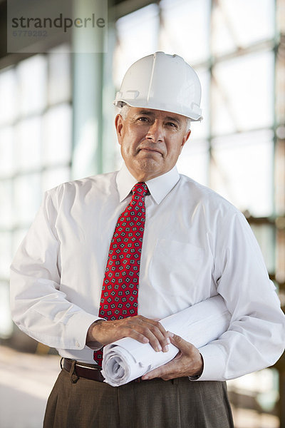 Senior  Senioren  Bauarbeiterhelm  Portrait  Mann  Krawatte  Kleidung