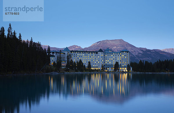Hotel  Palast  Schloß  Schlösser  Lake Louise  Alberta  Abenddämmerung