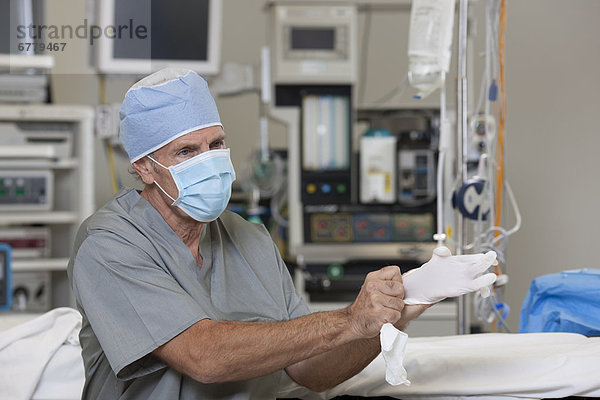 Chirurgen auf Handschuhe