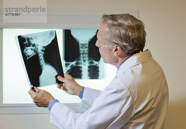 Arzt schaut auf Röntgenbild