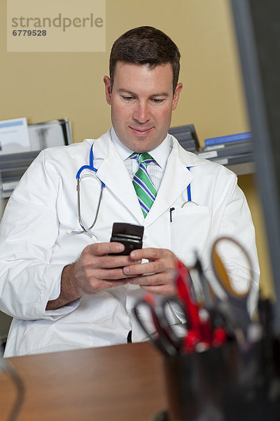 Männlichen Arzt Text-messaging