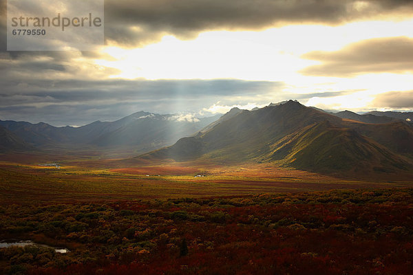 Farbaufnahme  Farbe  Berg  Wolke  Sturm  Bundesstraße  beleuchtet  Sonnenlicht  vorwärts  Yukon