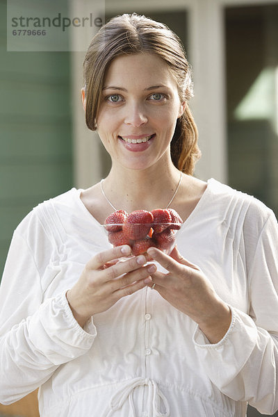 Portrait  Erwartung  Erdbeere  essen  essend  isst  Mutter - Mensch
