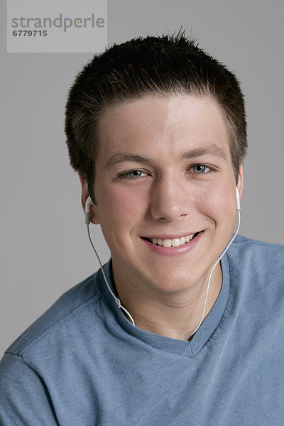Studioaufnahme  Portrait  Jugendlicher  lächeln  Kopfhörer