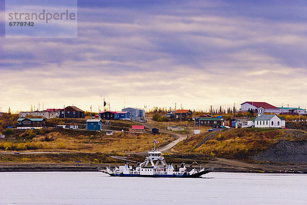 überqueren  Fluss  Fähre  Mackenzie River  Northwest Territories