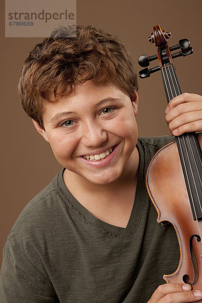 Portrait  Junge - Person  Studioaufnahme  12-13 Jahre  12 bis 13 Jahre  spielen  Geige