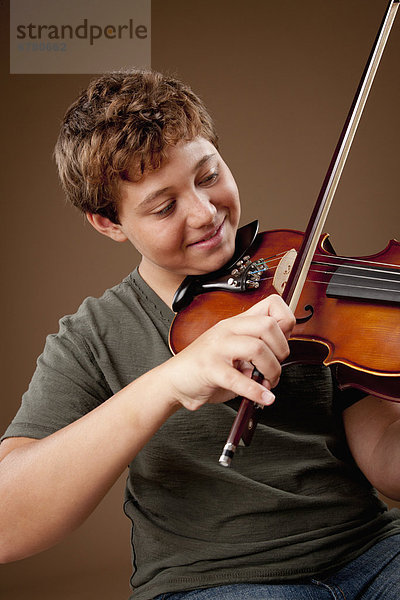 Junge - Person  schießen  Studioaufnahme  12-13 Jahre  12 bis 13 Jahre  spielen  Geige