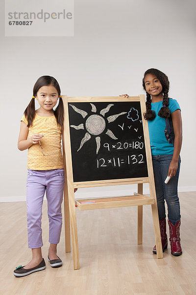 stehend  Portrait  2  Mädchen  Studioaufnahme  5-9 Jahre  5 bis 9 Jahre  Schreibtafel  Tafel