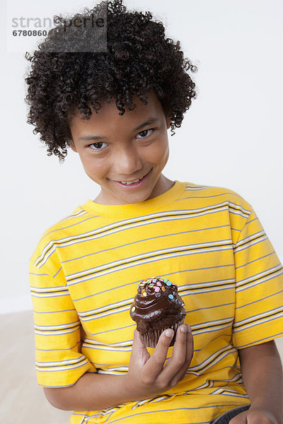 Portrait  Junge - Person  halten  Studioaufnahme  Muffin  5-9 Jahre  5 bis 9 Jahre