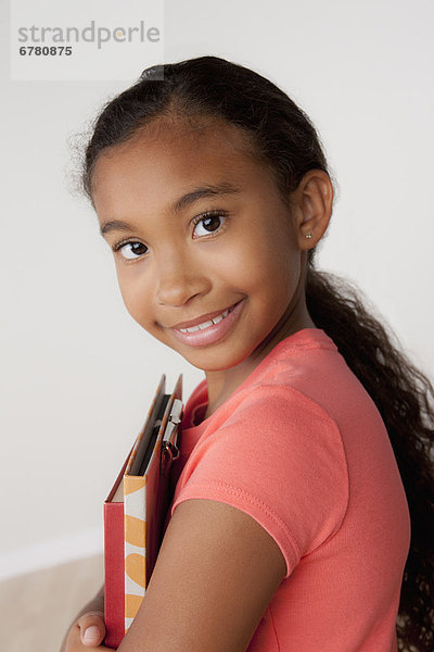 Portrait  Buch  halten  Studioaufnahme  5-9 Jahre  5 bis 9 Jahre  Mädchen