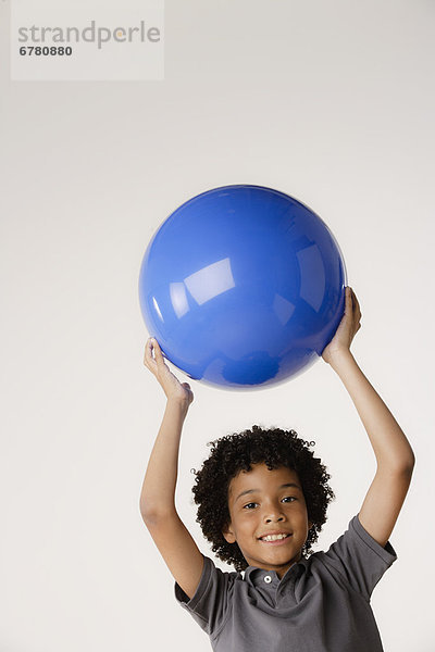 Portrait  Junge - Person  halten  blau  Studioaufnahme  5-9 Jahre  5 bis 9 Jahre  Ball Spielzeug