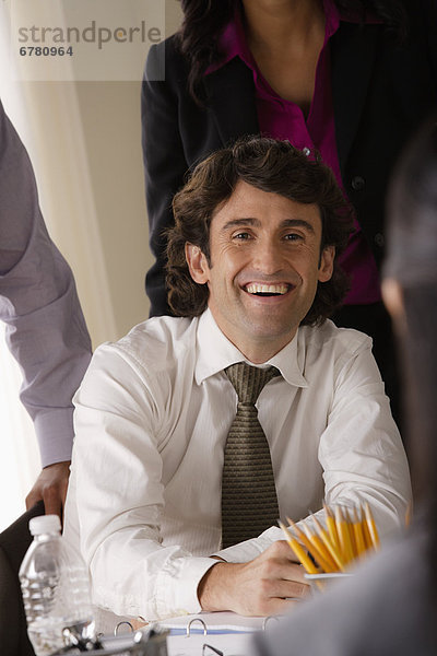 Lächelnder Geschäftsmann im Büro  Portrait
