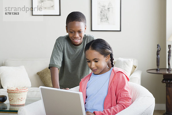 benutzen  Notebook  Bruder  Schwester  10-13 Jahre  10 bis 13 Jahre