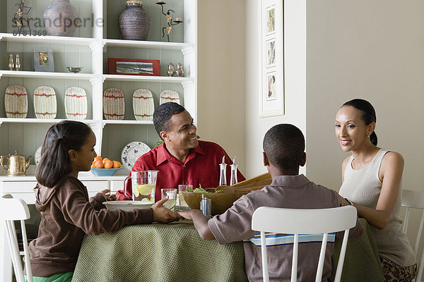 Zusammenhalt  Abendessen  Menschliche Eltern  10-13 Jahre  10 bis 13 Jahre  essen  essend  isst