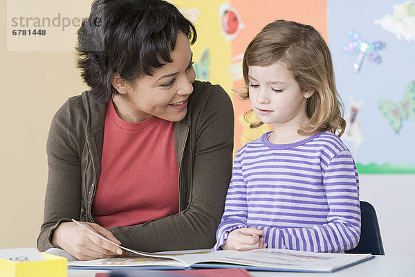 Hilfe  Lehrer  5-9 Jahre  5 bis 9 Jahre  Mädchen  vorlesen
