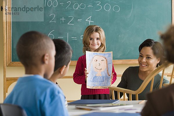 zeigen  Zeichnung  Klassenzimmer  5-9 Jahre  5 bis 9 Jahre  Mädchen