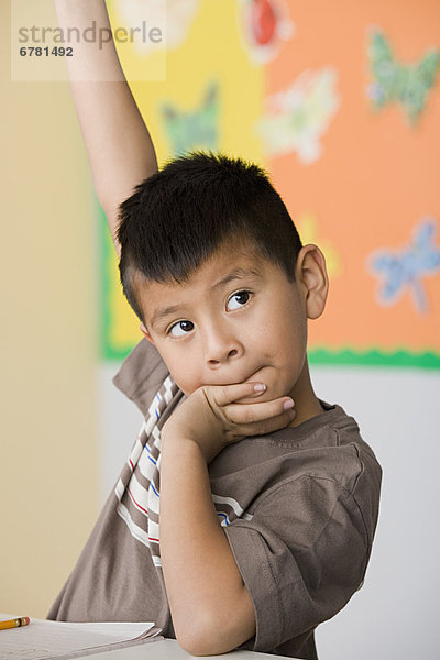 Junge - Person  heben  Klassenzimmer  5-9 Jahre  5 bis 9 Jahre