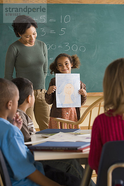 zeigen  Zeichnung  Klassenzimmer  5-9 Jahre  5 bis 9 Jahre  Mädchen