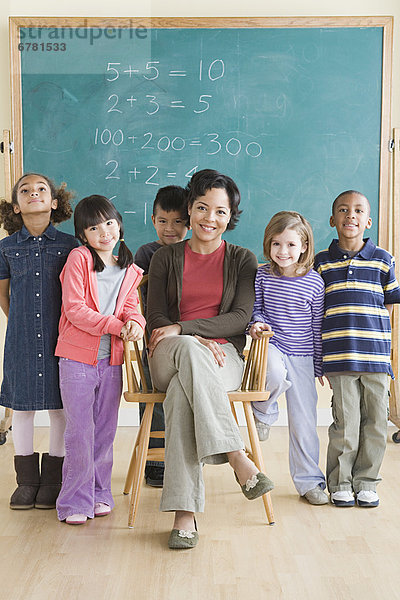 Pose  Lehrer  Klassenzimmer  5-9 Jahre  5 bis 9 Jahre