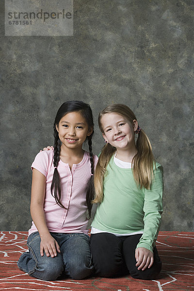 Studioaufnahme  Zusammenhalt  Portrait  Pose  2  Mädchen  5-9 Jahre  5 bis 9 Jahre