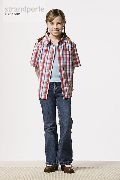 Studioaufnahme  Portrait  lächeln  Hemd  Kleidung  5-9 Jahre  5 bis 9 Jahre  Mädchen