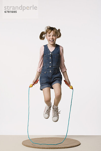 Portrait  Seil  Tau  springen  Studioaufnahme  5-9 Jahre  5 bis 9 Jahre  Mädchen