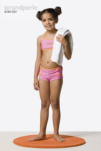 Portrait  Bikini  Handtuch  halten  Studioaufnahme  5-9 Jahre  5 bis 9 Jahre  Mädchen