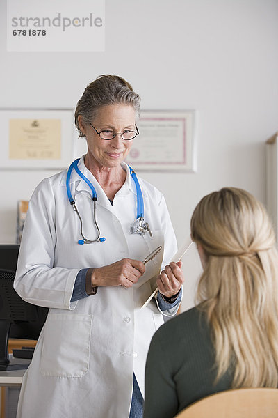 Patientin  sprechen  Arzt  Büro