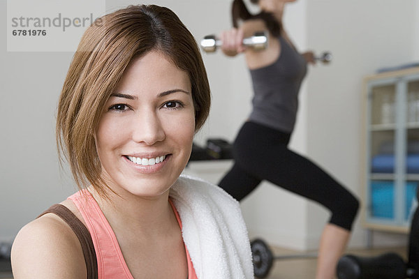 Zwei Frauen  sich fit halten im Fitness-Studio