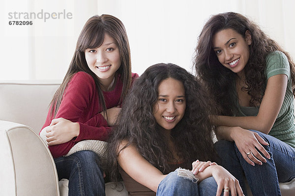 Drei junge Frauen lachen fröhlich