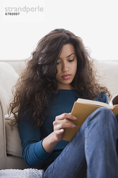 Interior  zu Hause  Frau  Buch  Taschenbuch  vorlesen