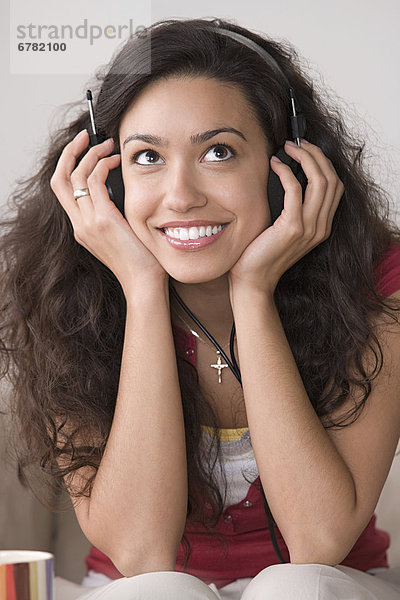 Frau  zuhören  lächeln  Musik  jung