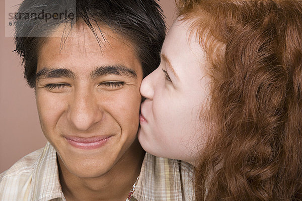 Portrait  Jugendlicher  Junge - Person  küssen  16-17 Jahre  16 bis 17 Jahre  Mädchen