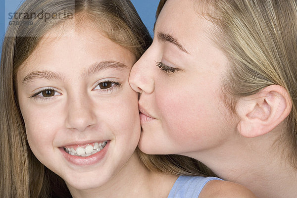 Portrait  Jugendlicher  Schwester  küssen  13-14 Jahre  13 bis 14 Jahre  Mädchen