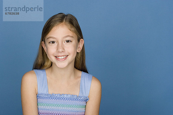 Portrait  Fröhlichkeit  Hintergrund  blau  5-9 Jahre  5 bis 9 Jahre  Mädchen