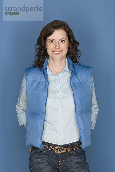 Portrait  Frau  Fröhlichkeit  blau  Mittelpunkt  Kleidung  Erwachsener